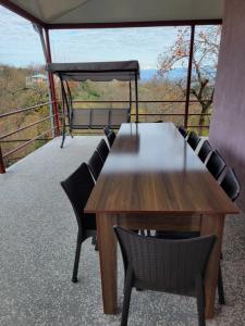 einen Tisch und Stühle auf einem Balkon mit Aussicht in der Unterkunft guest house TSVARA in Vani