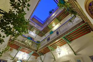 techo de un edificio con ventana en Riad Hôtel Essaouira, en Marrakech
