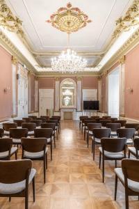 uma sala vazia com cadeiras e um piano em Hotel Altus Palace em Breslávia