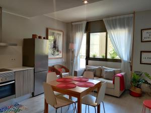 eine Küche und ein Wohnzimmer mit einem Tisch und einem Sofa in der Unterkunft Fira Plaza España apartment in Barcelona