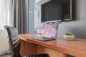 TV a/nebo společenská místnost v ubytování Garner Hotel Rüsselsheim by IHG