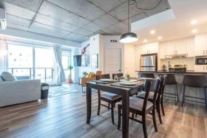a kitchen and living room with a table and chairs at Le coeur du Festival d'été de Québec in Quebec City