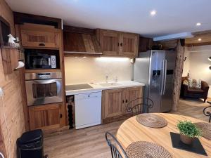 Kuchyňa alebo kuchynka v ubytovaní La Dorbluche duplex apartment 10-11 person