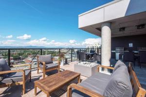a patio with chairs and tables on a roof at Le coeur du Festival d'été de Québec in Quebec City