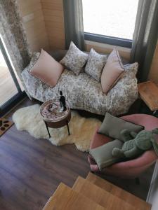 un soggiorno con divano e tavolo di Les Chevaux de Coeur a Estepona