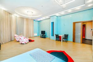 Habitación con cama, mesa y sillas. en NIzami Street 4 Room DeLuxe en Baku