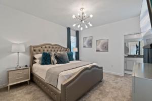 Giường trong phòng chung tại Beautiful Family Villa - Pool and Hot Tub - Near Disney World