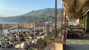 un grupo de personas tumbadas en sillas en la playa en Loutraki Beach & Casino Condo en Loutraki