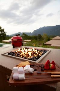Ban Sathani Bandai MaMarasca Khao Yai - Eco-friendly Glamping Escape Near National Park的烤架上的草莓和棉花糖