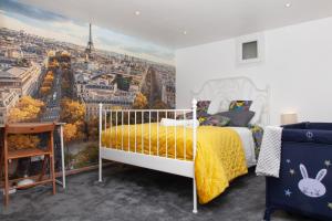 1 dormitorio con 1 cama y vistas a la ciudad en Petit bijou dans le centre de Paris, en París