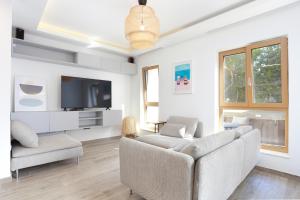 Televízia a/alebo spoločenská miestnosť v ubytovaní Apartments by the sea Podstrana, Split - 9714