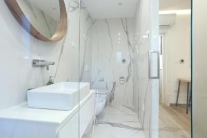 Kúpeľňa v ubytovaní Apartments by the sea Podstrana, Split - 9714 + 12 fotografií