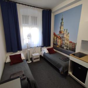 um quarto com 2 camas e uma grande janela em Rybaki 6A em Poznań