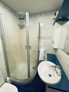 un bagno con doccia, lavandino e WC di Penthouse on the main street, town center Akureyri ad Akureyri