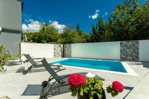 Bazén v ubytovaní Family friendly apartments with a swimming pool Soline, Krk - 9715 alebo v jeho blízkosti