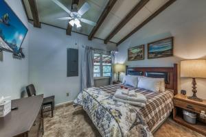 a bedroom with a bed and a desk at Nana & Papas Mountain Retreat in Alto