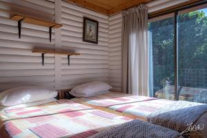 2 camas en una habitación con ventana en No10@Kamma, en Eersterivierstrand