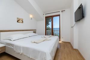 Postel nebo postele na pokoji v ubytování Apartments by the sea Mimice, Omis - 2736