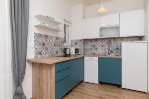 Kuchyň nebo kuchyňský kout v ubytování Apartments by the sea Mimice, Omis - 2736