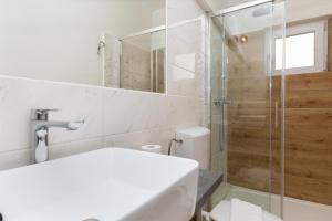 W łazience znajduje się prysznic, toaleta i umywalka. w obiekcie Apartments by the sea Mimice, Omis - 2736 w Mimicach