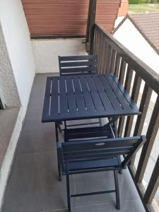 una mesa de picnic azul y una silla en el balcón en Belle chambre avec balcon, en Arques