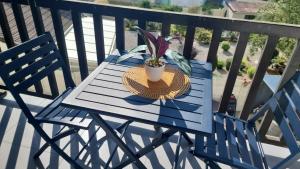 een blauwe tafel met een potplant op een balkon bij Belle chambre avec balcon in Arques