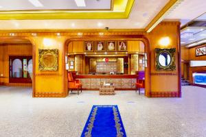 Capital O 125 Moon Plaza Hotel في المنامة: بهو مع سجادة زرقاء على الأرض