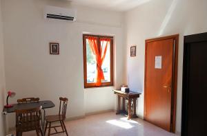 a living room with a table and a window at B&B Il Cortile del Sole in Olmedo