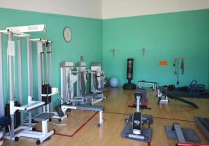 um ginásio com muito equipamento de exercício numa sala em Condado De Alhama Golf Resort 2 Bedroom Apartment Jardine 13 em Múrcia