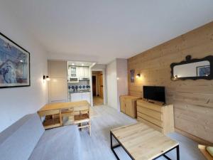 a living room with a table and a television at Studio Tignes, 1 pièce, 4 personnes - FR-1-449-117 in Tignes