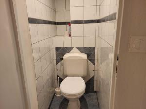 a bathroom with a toilet in a tiled room at Studio Tignes, 1 pièce, 4 personnes - FR-1-449-117 in Tignes