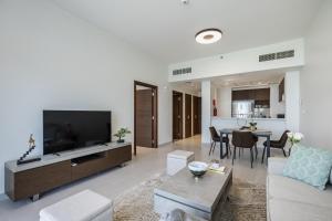 TV a/nebo společenská místnost v ubytování 1BDR Apartment with Dubai Frame View