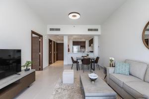 Posezení v ubytování 1BDR Apartment with Dubai Frame View