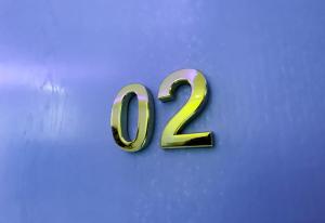un cartel en una pared azul con el número en NRing Villa am Nürburgring, en Adenau