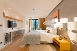um quarto de hotel com uma cama e uma televisão em Pınar Otel em Erdek
