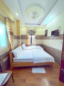 Hà Anh Hotel في بلاي كو: غرفة نوم بسرير كبير في غرفة