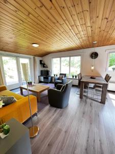 - un salon avec un plafond en bois dans l'établissement Boszicht, à Diever