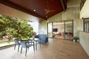 Marasca Khao Yai - Eco-friendly Glamping Escape Near National Park的电视和/或娱乐中心