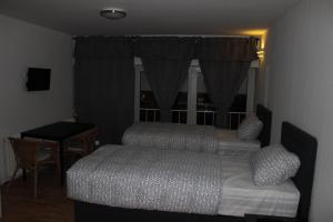 Ein Bett oder Betten in einem Zimmer der Unterkunft Hotel Garni Emir
