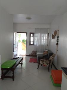 un soggiorno con divano e tavolo di Casa em Village com piscina e perto da praia a Salvador