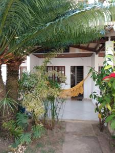 ein Haus mit einer Hängematte davor in der Unterkunft Casa em Village com piscina e perto da praia in Salvador