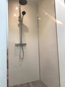 Ένα μπάνιο στο 1Bed Golfhill Cottage +12 φωτογραφίες