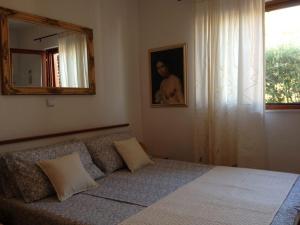 1 dormitorio con sofá, espejo y ventana en Seaside family friendly house with a swimming pool Cove Osibova, Brac - 2837, en Milna