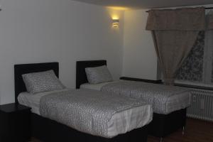 Ein Bett oder Betten in einem Zimmer der Unterkunft Hotel Garni Emir