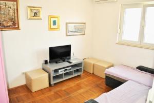 TV a/nebo společenská místnost v ubytování Apartments by the sea Omis - 2822