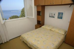 Postel nebo postele na pokoji v ubytování Apartments by the sea Omis - 2823