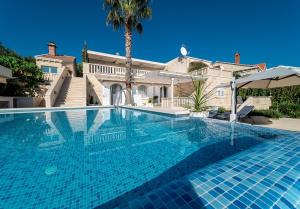 Bazén v ubytování Seaside luxury villa with a swimming pool Puntinak, Brac - 2964 nebo v jeho okolí