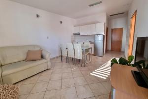 Kuchyň nebo kuchyňský kout v ubytování Apartments by the sea Duce, Omis - 2821