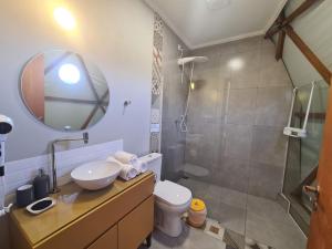 a bathroom with a toilet and a sink and a shower at Domo da Cuesta - Glamping com vista para a montanha in Bofete
