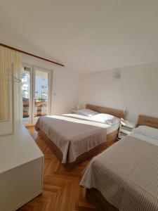 Posteľ alebo postele v izbe v ubytovaní Apartments by the sea Duce, Omis - 2821